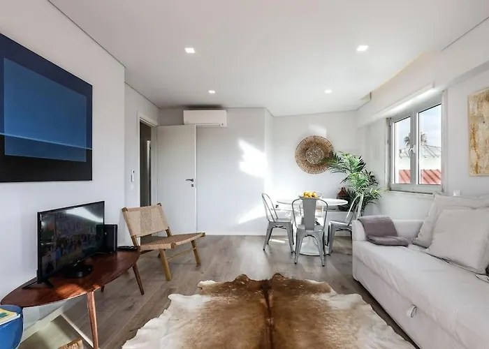 Central With Balcony דירה