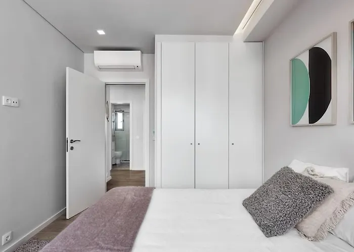Central With Balcony דירה