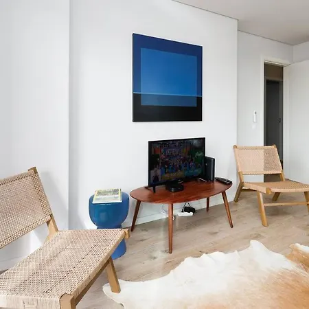 Central With Balcony דירה