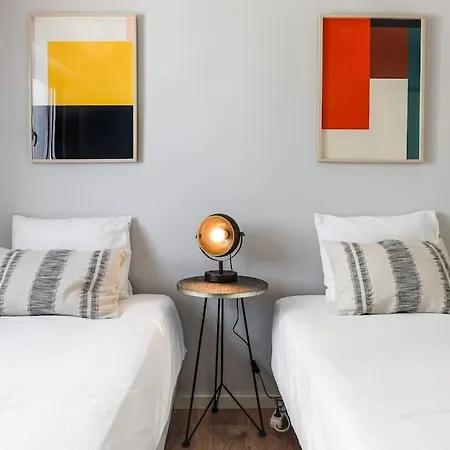 Apartment Central With Balcony *